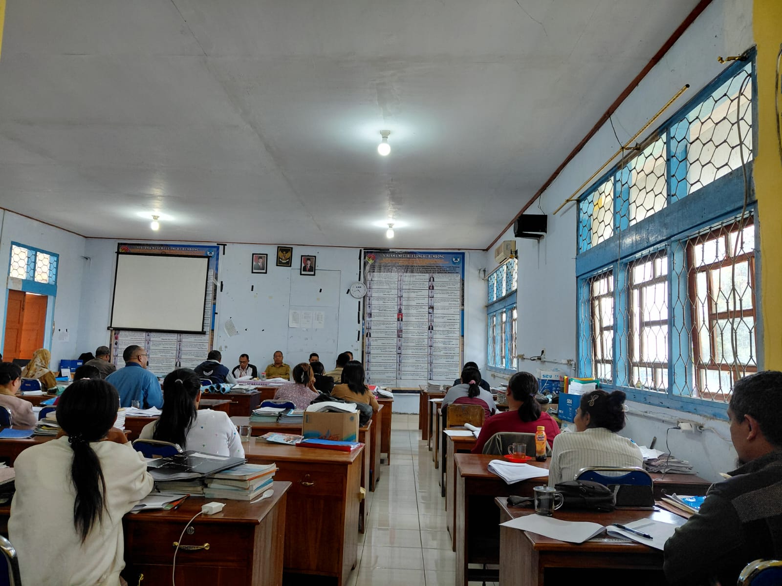 Rapat Evaluasi Kenaikan Kelas di SMAN 2 Langke Rembong Berlangsung Lancar