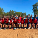 Tim guru dan murid berfoto bersama sebelum pertandingan sepak bola pembuka.
