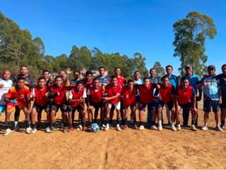 Tim guru dan murid berfoto bersama sebelum pertandingan sepak bola pembuka.