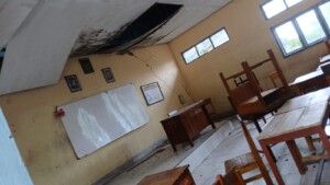 Foto : Ruang kelas SMAN 2 Langke Rembong, Pascagempa Bumi, 15 Agustus 2026