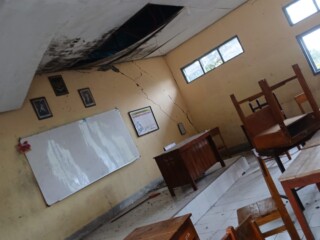 Foto : Ruang kelas SMAN 2 Langke Rembong, Pascagempa Bumi, 15 Agustus 2026