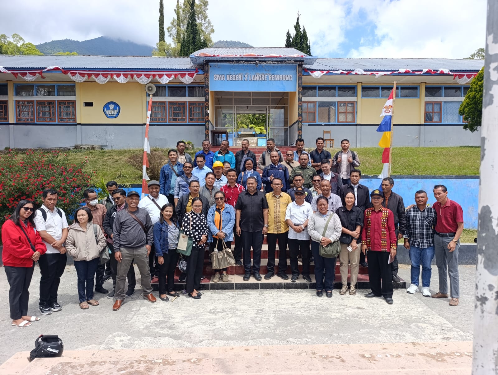 Foto bersama Kabid SMK Dindikbud Provinsi NTT Ayub Sanam bersama Kacab, Korwas, Ketua MKKS, dan para kepala SMA/SMK se-Kabupaten Manggarai usai rapat koordinasi di SMAN 2 Langke Rembong.