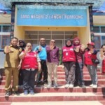 Foto bersama tim PMI Pusat dan PMI Manggarai di depan SMAN 2 Langke Rembong.