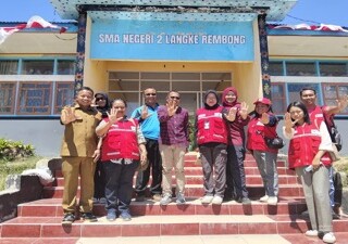 Foto bersama tim PMI Pusat dan PMI Manggarai di depan SMAN 2 Langke Rembong.