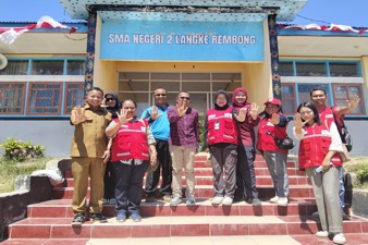 Foto bersama tim PMI Pusat dan PMI Manggarai di depan SMAN 2 Langke Rembong.