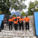 Plt. Kepala SMAN 2 Langke Rembong, Valentinus V. Jebagu, S.Ag., M.Th., menyampaikan sambutan didampingi Tim Baznas DKI Jakarta di halaman sekolah.