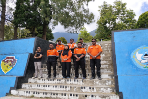 Plt. Kepala SMAN 2 Langke Rembong, Valentinus V. Jebagu, S.Ag., M.Th., menyampaikan sambutan didampingi Tim Baznas DKI Jakarta di halaman sekolah.