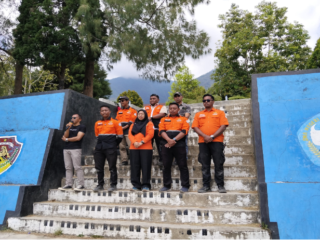 Plt. Kepala SMAN 2 Langke Rembong, Valentinus V. Jebagu, S.Ag., M.Th., menyampaikan sambutan didampingi Tim Baznas DKI Jakarta di halaman sekolah.