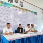 Foto :PLT Kepala SMAN 2 Langke Rembong bersama para Wakasek saat memimpin pertemuan bersama guru dan pegawai.