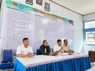 Foto :PLT Kepala SMAN 2 Langke Rembong bersama para Wakasek saat memimpin pertemuan bersama guru dan pegawai.