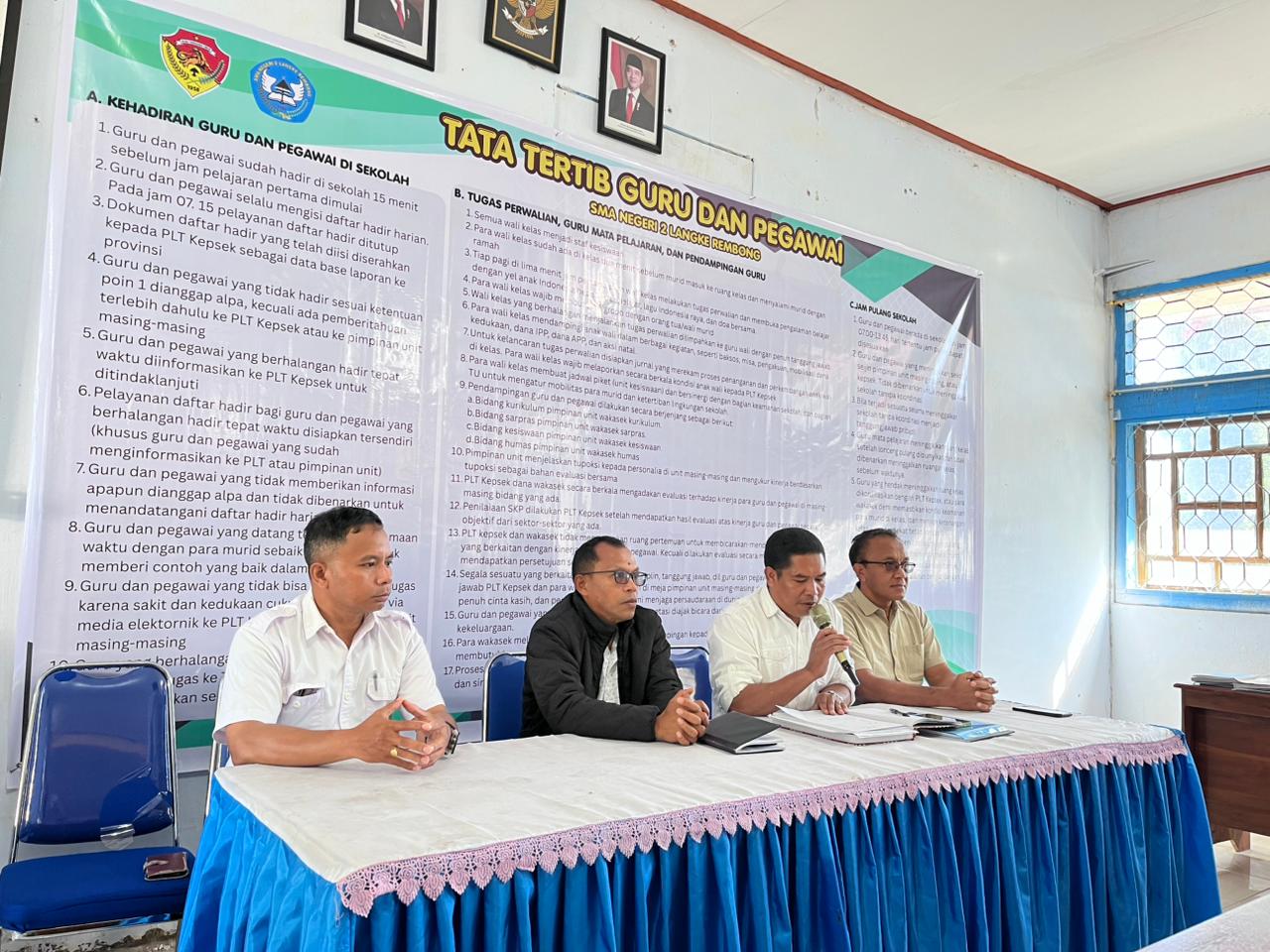 Foto :PLT Kepala SMAN 2 Langke Rembong bersama para Wakasek saat memimpin pertemuan bersama guru dan pegawai.
