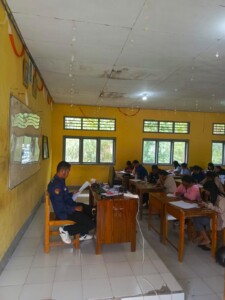 Suasana pelaksanaan TKA Guru di ruang Tempat Uji Kompetensi (TUK) SMA Negeri 2 Langke Rembong.