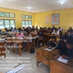 Para guru SMA se-Kabupaten Manggarai mengerjakan TKA Guru Mata Pelajaran Wajib berbasis digital di SMA Negeri 2 Langke Rembong, Jumat (2/10/2026).