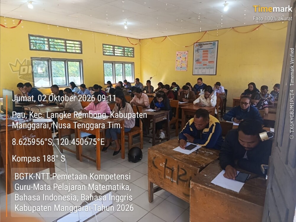 Para guru SMA se-Kabupaten Manggarai mengerjakan TKA Guru Mata Pelajaran Wajib berbasis digital di SMA Negeri 2 Langke Rembong, Jumat (2/10/2026).