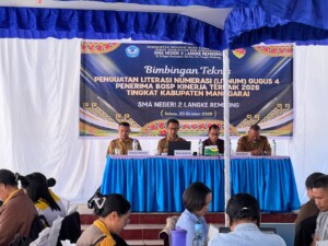 Keterangan Foto: Kegiatan Bimbingan Teknis Penguatan Literasi Numerasi (LINUM) Gugus 4 bagi Penerima BOSP Kinerja Tahun 2026 tingkat Kabupaten Manggarai yang berlangsung di SMA Negeri 2 Langke Rembong, Selasa (20/10/2026)