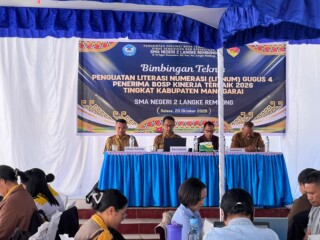 Keterangan Foto: Kegiatan Bimbingan Teknis Penguatan Literasi Numerasi (LINUM) Gugus 4 bagi Penerima BOSP Kinerja Tahun 2026 tingkat Kabupaten Manggarai yang berlangsung di SMA Negeri 2 Langke Rembong, Selasa (20/10/2026)